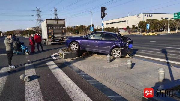 为避让前车强行变道，小轿车“三厢”被撞成“两厢”