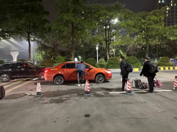 广州南站周边黑车猖獗！有司机当街“一口价”拉客，记者暗访→