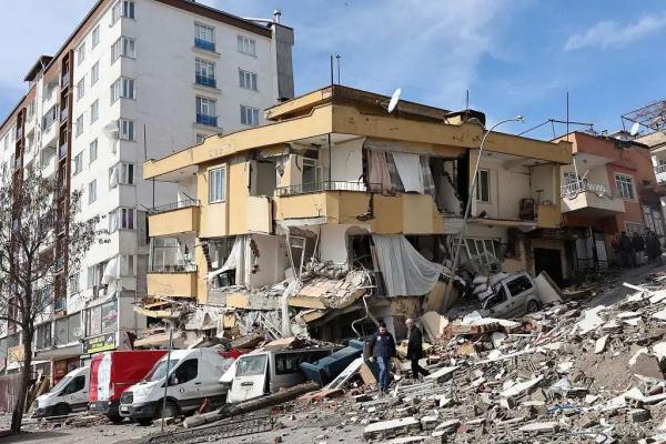 土耳其地震死亡人数上升至12391人！中国救援队从废墟中救出一名孕妇