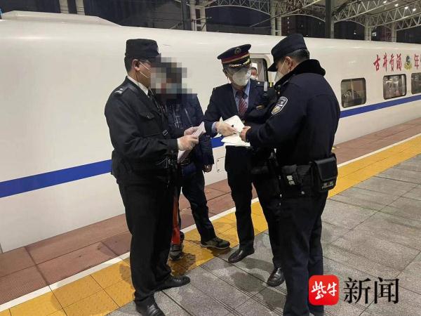男子钱包遗失心生郁闷，高铁厕所内吸烟解闷被行拘5天