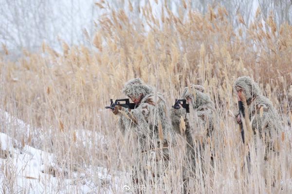 尖刀出鞘!侦察兵天山脚下实训掠影 尖刀出鞘!侦察兵天山脚下实训掠影
