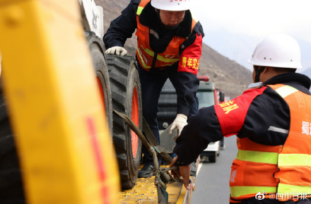 持续落石!蓉昌高速汶马段桃坪至朴头交通管制 持续落石!蓉昌高速汶马段桃坪至朴头交通管制