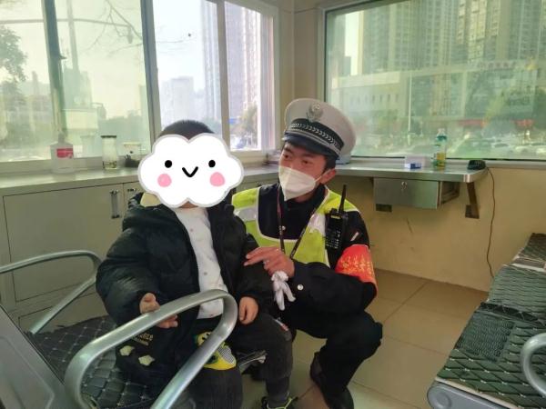 萌娃不写作业，被老爸“扔”到了大马路上