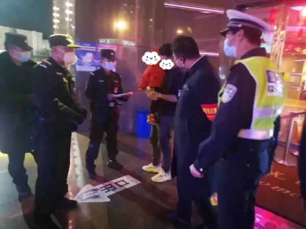 萌娃不写作业，被老爸“扔”到了大马路上