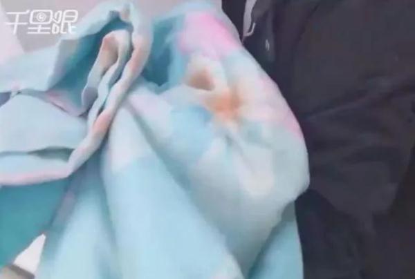 女子厕所内5分钟产子,更离谱的是…… 女子厕所内5分钟产子,更离谱的是……