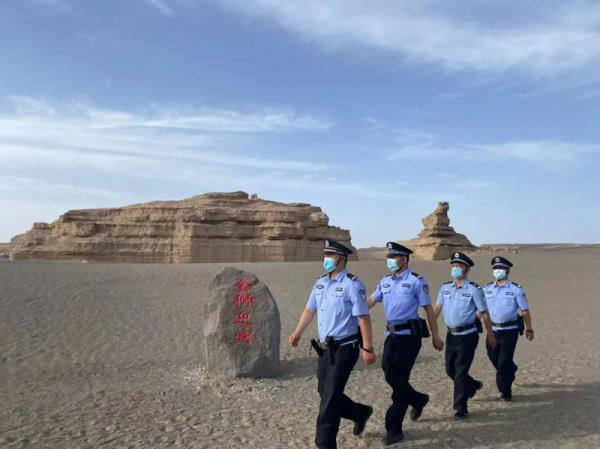 徒手挖窑洞、死亡线上救回26人……一起探寻全国唯一的大漠“窑洞派出所”背后的故事