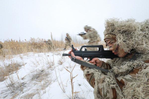 尖刀出鞘!侦察兵天山脚下实训掠影 尖刀出鞘!侦察兵天山脚下实训掠影