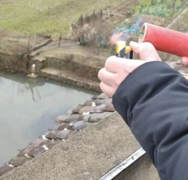 痛心！邻居随手扔出爆竹7岁男孩永失右臂，目前仍在治疗，最新进展来了