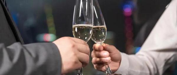 男子公司年会醉酒后身亡，算不算工伤？律师解答