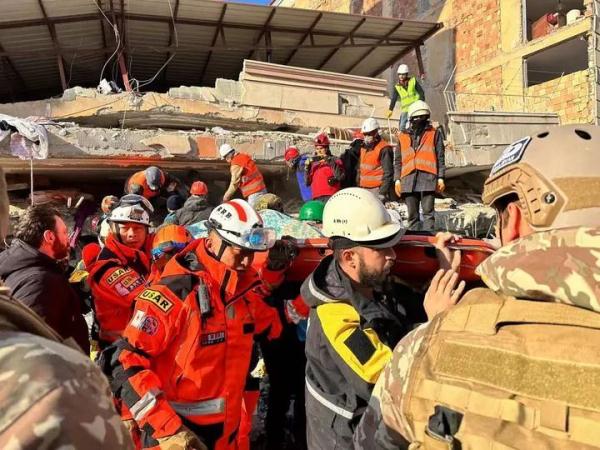 公羊队从废墟中救出一大一小！外交部：3名中国公民获救