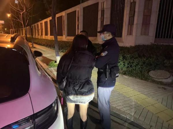 拳打报警人脚踢警察，醉酒女子因妨害公务被拘留！
