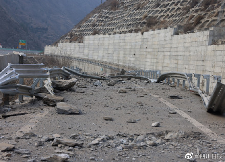 持续落石!蓉昌高速汶马段桃坪至朴头交通管制 持续落石!蓉昌高速汶马段桃坪至朴头交通管制