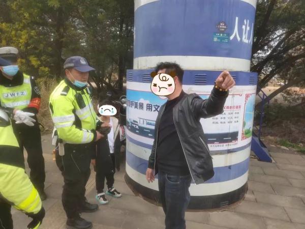 萌娃不写作业，被老爸“扔”到了大马路上