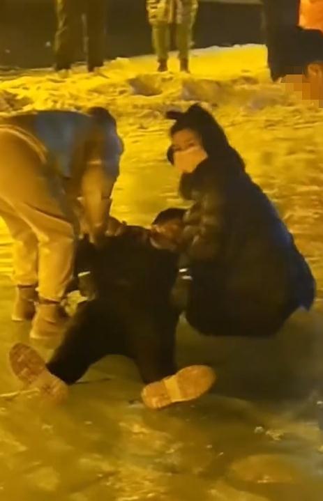 男子滑冰摔倒后脑勺着地去世？最新回应！