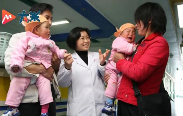 “罗红、罗兰,一晃都长这么高了!” “罗红、罗兰,一晃都长这么高了!”