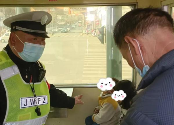 萌娃不写作业，被老爸“扔”到了大马路上