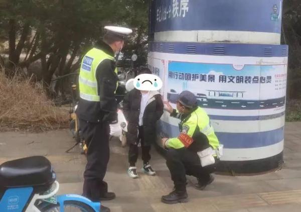 萌娃不写作业，被老爸“扔”到了大马路上