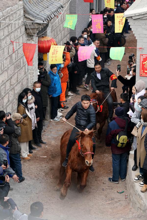 千年习俗“跑马排”点亮中国古村