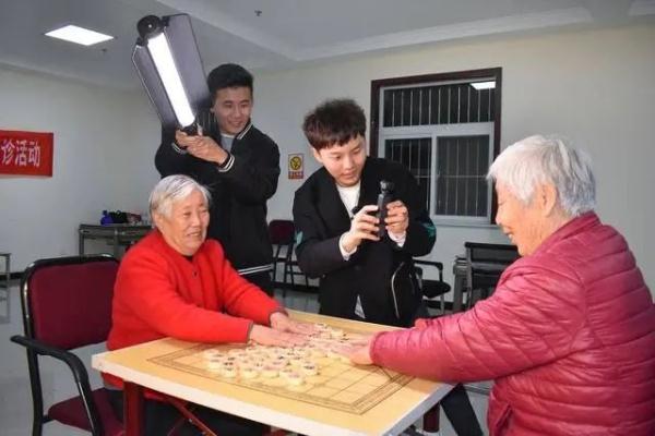 老头老太成“网红”，“最潮养老院”大赏