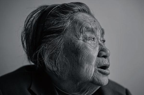 送别！“哭墙”上的名字牵绊了她的一生