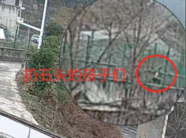 “扔石头”熊孩子的危险游戏，无辜车辆很“受伤”