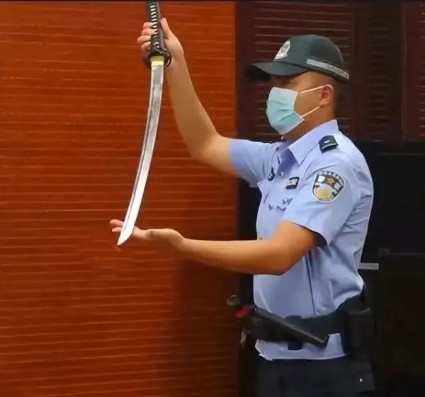 父亲用武士刀教育13岁儿子，意外刺死！“我只是想吓唬他”