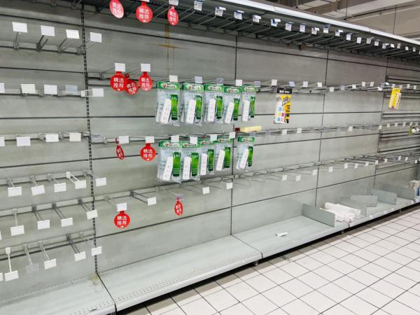 知名超市被曝购物卡使用受限、缺货！记者最新探访