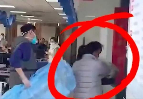 女子厕所内5分钟产子,更离谱的是…… 女子厕所内5分钟产子,更离谱的是……