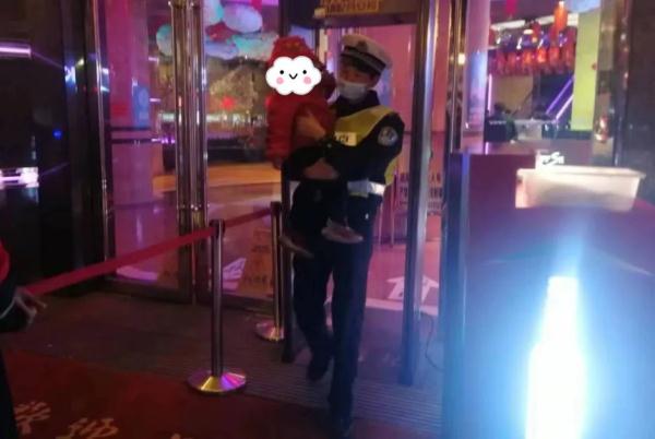 萌娃不写作业，被老爸“扔”到了大马路上