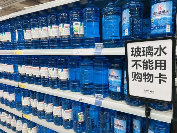 知名超市被曝购物卡使用受限、缺货！记者最新探访