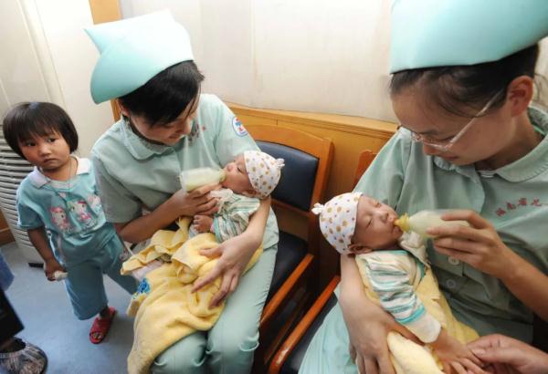 “罗红、罗兰,一晃都长这么高了!” “罗红、罗兰,一晃都长这么高了!”