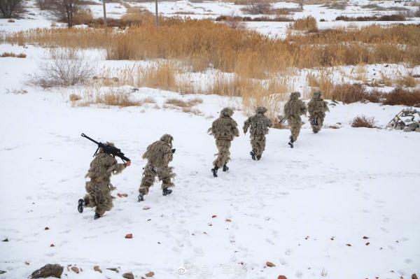 尖刀出鞘!侦察兵天山脚下实训掠影 尖刀出鞘!侦察兵天山脚下实训掠影