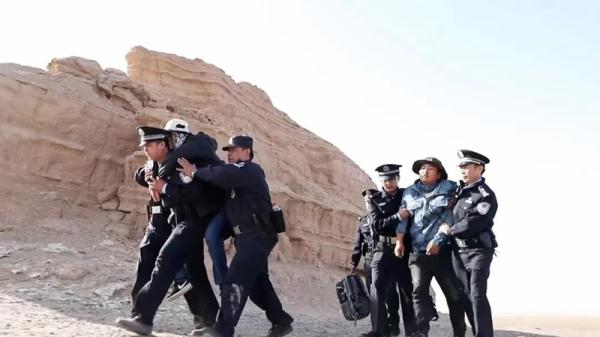 徒手挖窑洞、死亡线上救回26人……一起探寻全国唯一的大漠“窑洞派出所”背后的故事