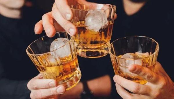 男子公司年会醉酒后身亡，算不算工伤？律师解答