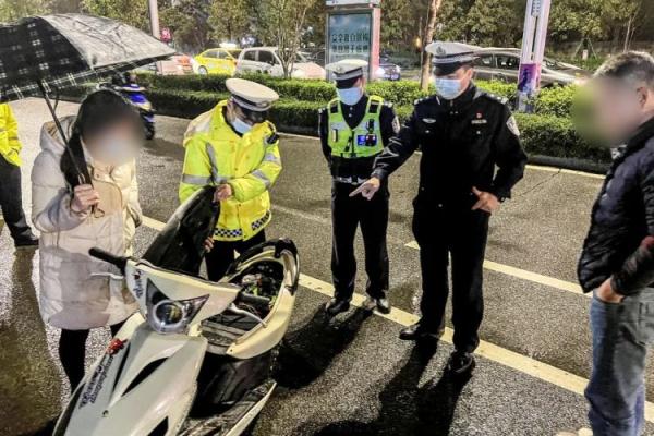 偷钥匙、冲卡！现在的“小年轻”胆子都这么大？！