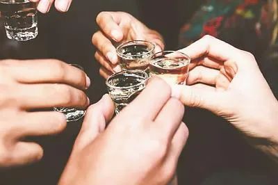 男子公司年会醉酒后身亡，算不算工伤？律师解答