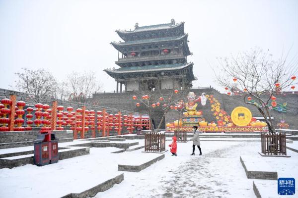 山西平遥古城迎春雪