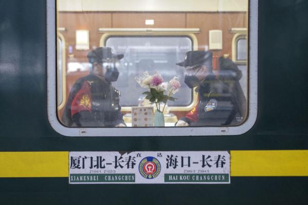 当“60后”遇上“00后”：铁警师徒的春运“接力”