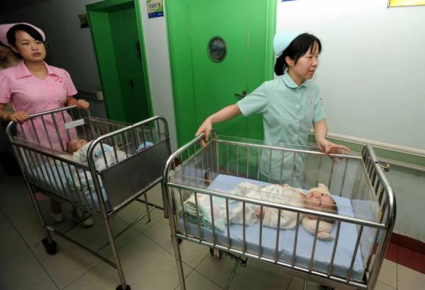 “罗红、罗兰,一晃都长这么高了!” “罗红、罗兰,一晃都长这么高了!”