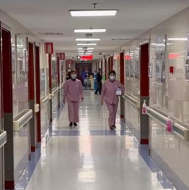 痛心！邻居随手扔出爆竹7岁男孩永失右臂，目前仍在治疗，最新进展来了