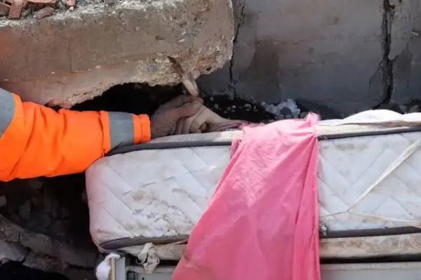 土耳其地震死亡人数上升至12391人！中国救援队从废墟中救出一名孕妇
