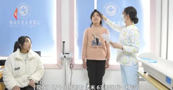 “罗红、罗兰,一晃都长这么高了!” “罗红、罗兰,一晃都长这么高了!”