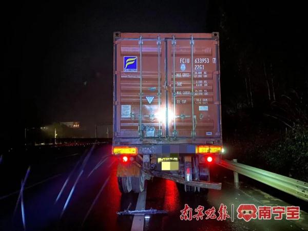 雨夜惊魂!两货车告高速追尾,车头严重变形…… 雨夜惊魂!两货车告高速追尾,车头严重变形……