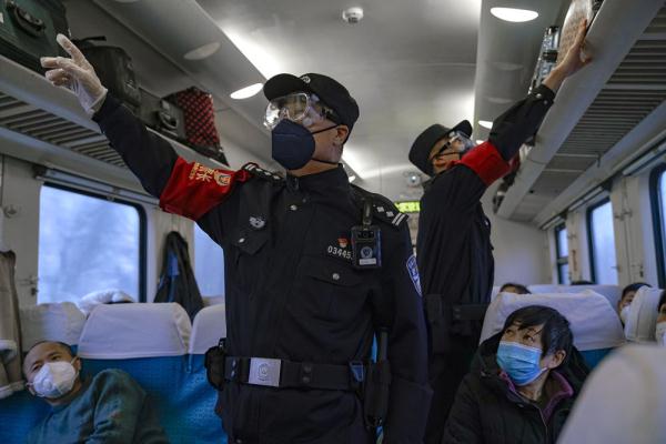 当“60后”遇上“00后”：铁警师徒的春运“接力”