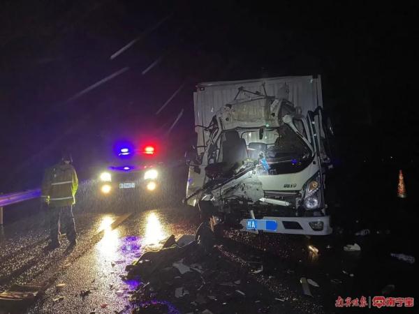 雨夜惊魂!两货车告高速追尾,车头严重变形…… 雨夜惊魂!两货车告高速追尾,车头严重变形……