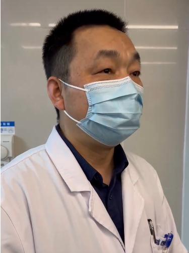 痛心！邻居随手扔出爆竹7岁男孩永失右臂，目前仍在治疗，最新进展来了