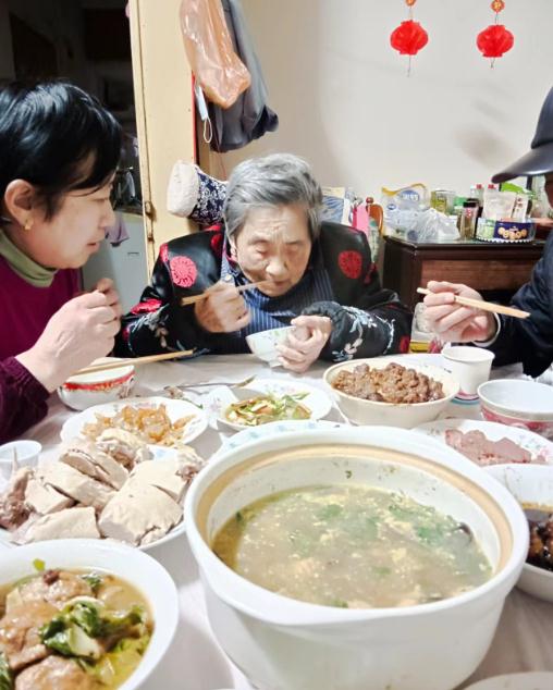 送别！“哭墙”上的名字牵绊了她的一生