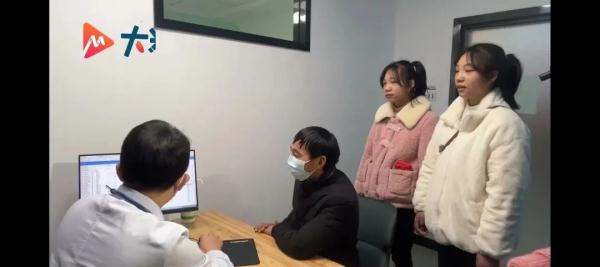 “罗红、罗兰,一晃都长这么高了!” “罗红、罗兰,一晃都长这么高了!”