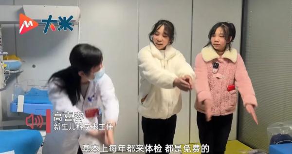 “罗红、罗兰,一晃都长这么高了!” “罗红、罗兰,一晃都长这么高了!”