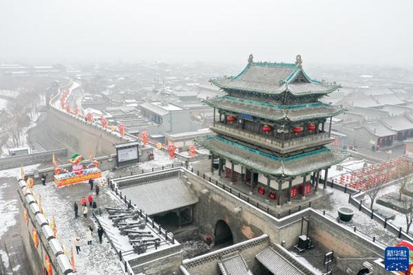 山西平遥古城迎春雪